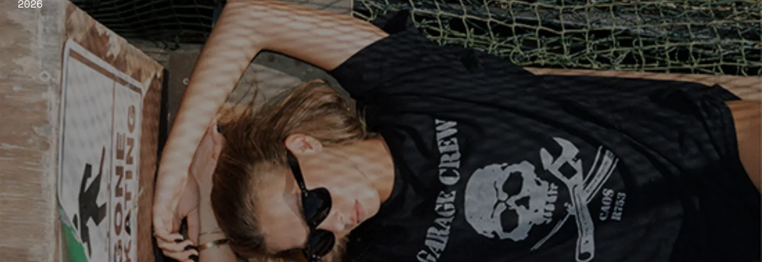Garage Crew: t-shirt nera con teschio indossata